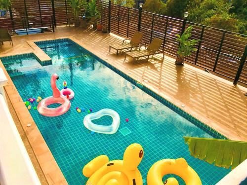 una piscina con dos juguetes en el agua en Koh Larn Riviera en Ko Larn