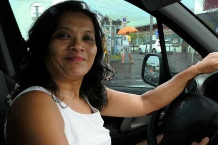 Une femme conduisant une voiture sous la pluie dans l'établissement LA KAZ A DADA, à Sainte-Suzanne