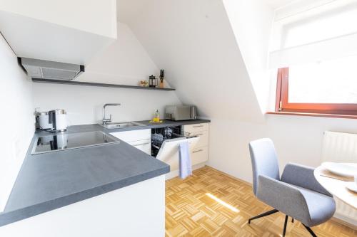 eine Küche mit einer Spüle und einer Arbeitsplatte in der Unterkunft Lahn-Living III - modernes und helles Apartment mit Top Ausstattung in Lahnstein