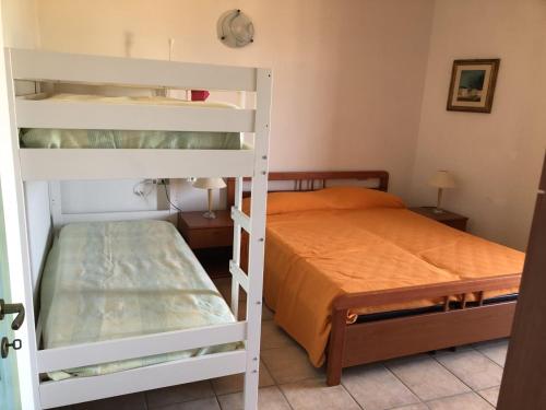 a bedroom with two bunk beds and a bed at Casa San Pasquale, windsurf e natura, panorama mozzafiato in San Pasquale