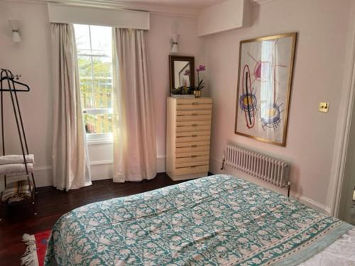 1 dormitorio con 1 cama, vestidor y ventana en La Belle Alliance en Kent