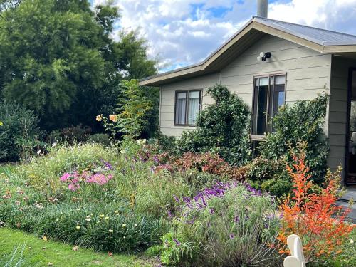ヒールズビルにあるThe Little House on The Hillの花の家の前の庭