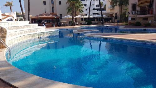 The swimming pool at or close to Apartamento en Urbanizacion El Retiro III