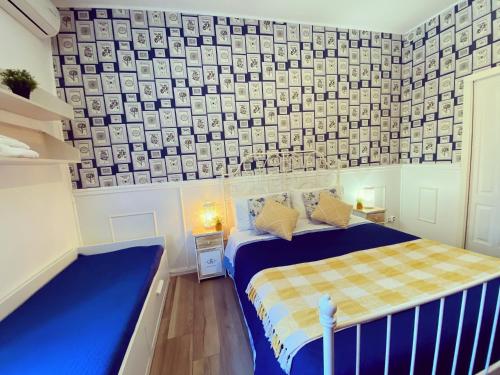 ローマにあるB&B Casa Bianco Romaのベッドルーム1室(青いベッド1台付)