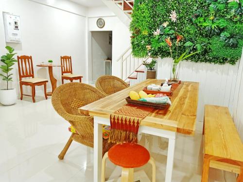 - une salle à manger avec une table et des chaises dans l'établissement kanya house 3 whole house not share, à Hat Yai