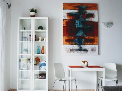 ein Wohnzimmer mit einem weißen Tisch und Stühlen in der Unterkunft Studio Paraiso in Playa Blanca
