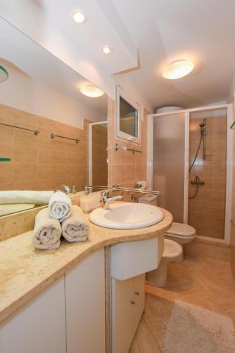 a bathroom with a sink and a toilet at BARKA in Mandre