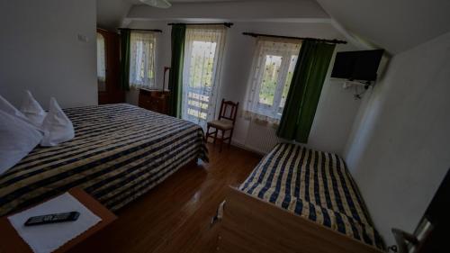 Ένα ή περισσότερα κρεβάτια σε δωμάτιο στο Pensiunea Casa Ghica