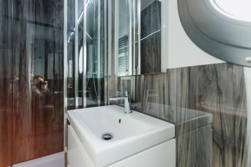 Et badeværelse på Wasserapartment Cityport - Schwimmende Ferienwohnung