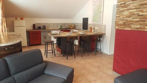 eine Küche mit einem Holztisch und eine Küche mit einer Theke in der Unterkunft Gîte BARD des OURS in Saint-Martin-en-Vercors