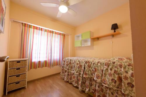um quarto com uma cama e uma janela em Apartamentos Nuevo México C 431 em Calpe