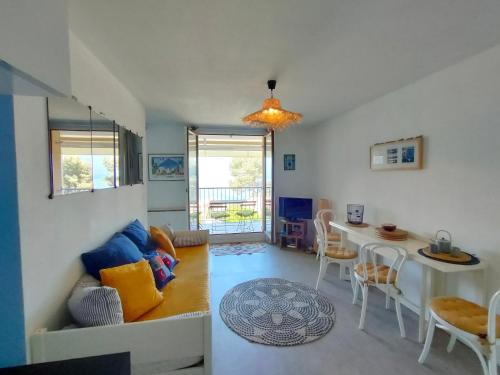 Photo de la galerie de l'établissement Appartement avec terrasse vue mer, proximité plage, place parking, à Sanary-sur-Mer