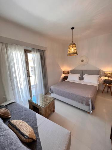sypialnia z 2 łóżkami i żyrandolem w obiekcie Fays luxury apartments by the sea w mieście Finikounda