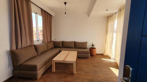 salon z kanapą i stolikiem kawowym w obiekcie Green Stay - Imsouane w mieście Imsouane