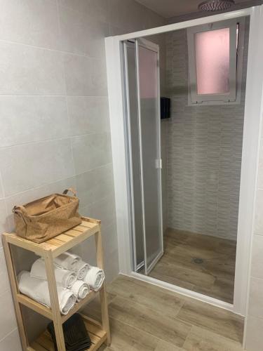 W łazience znajduje się prysznic ze szklanymi drzwiami. w obiekcie Casa El Rinconcito w mieście Mijas