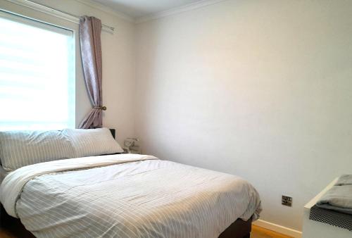 a bedroom with a bed and a window at Excellent Location - City Centre - Parking - 4 Beds -2 Bedrooms in Belfast