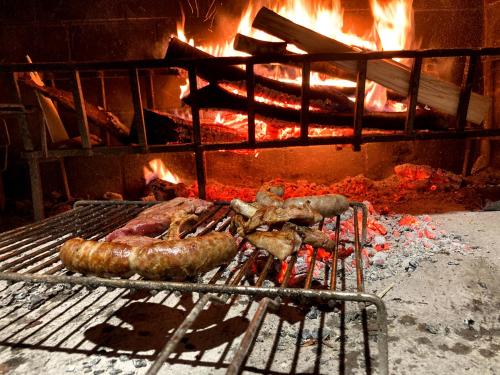 Kemudahan BBQ tersedia untuk tetamu di penginapan di ladang