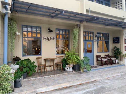 a restaurant with a table and chairs in front of it at Achcha hotel - itsaraphap MRT station - Wat Arun in Bangkok
