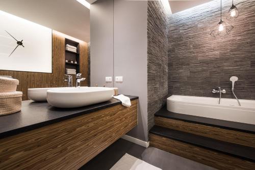 uma casa de banho com uma banheira e um lavatório e uma banheira em Premium Apartment for Old Town & Jewish Quarter plus Pool em Cracóvia