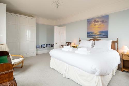 a large white bedroom with a large white bed at 4 Crespigny House - Aldeburgh Coastal Cottages in Aldeburgh