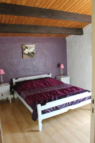ein Schlafzimmer mit einem Bett und zwei Tischen mit Lampen in der Unterkunft Villa Frédérick (app. 5 personnes) in Bagnols-en-Forêt