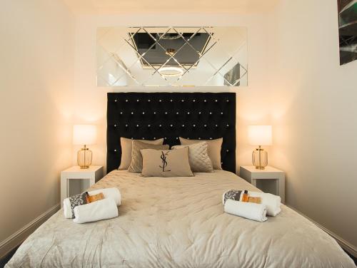 sypialnia z dużym łóżkiem z 2 lampami w obiekcie Aquarius Residence apartament 203 w Boszkowie