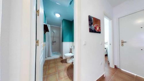łazienka z toaletą i prysznicem w obiekcie Coqueto y práctico apartamento en pueblo de Zahara w mieście Zahara de los Atunes