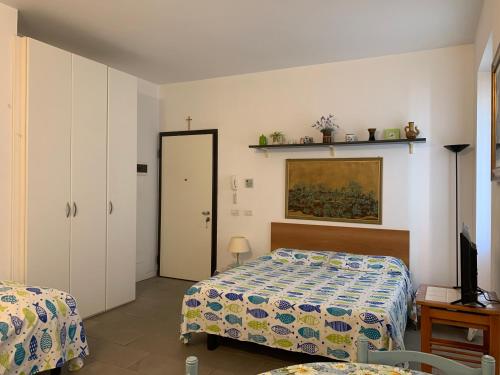een slaapkamer met 2 bedden, een tafel en een spiegel bij Casa Valparaiso in Chiavari
