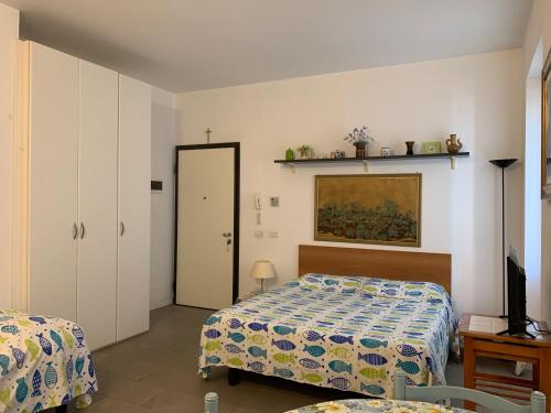 a bedroom with two beds and a table and a mirror at Casa Valparaiso in Chiavari