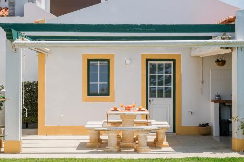 una mesa de picnic frente a una casa en São Lourenço Villa - Ericeira en Encarnação