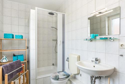 uma casa de banho com um lavatório, um WC e um chuveiro em FREE LIVING - Tropical Design Apartments, Zentral, Parkplatz, Küche, Wlan em Wolfsburg