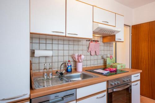 a kitchen with a sink and a counter top at Immo-Vision - Modern Living Apartments, Zentral, Parkplatz, Küche, Wlan in Wolfsburg