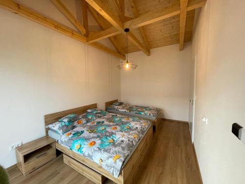 1 Schlafzimmer mit 2 Betten in einem Zimmer in der Unterkunft Apartmán Pálavská Brána in Brod nad Dyjí