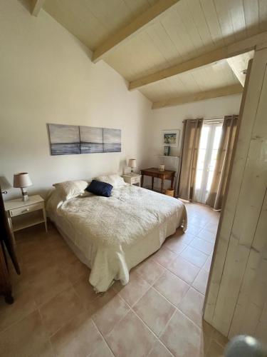 une chambre avec un grand lit dans une pièce dans l'établissement Maison chaleureuse à deux pas des dunes, à La Couarde-sur-Mer