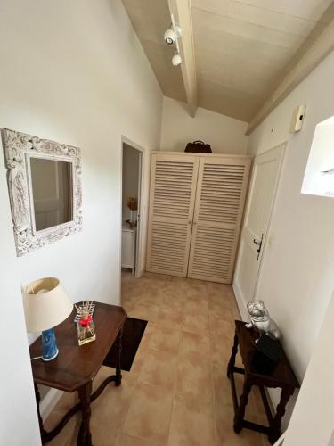 - un salon avec une table et un miroir dans l'établissement Maison chaleureuse à deux pas des dunes, à La Couarde-sur-Mer