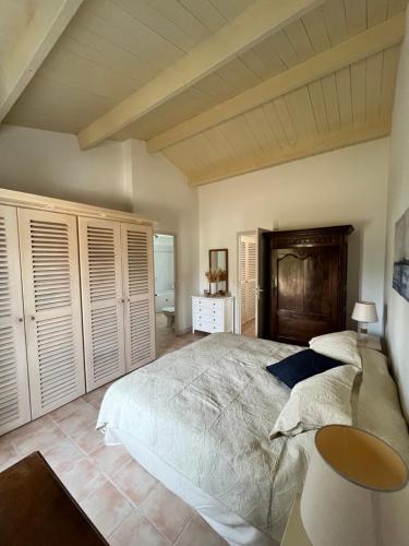 une chambre avec un grand lit avec une tête de lit en bois dans l'établissement Maison chaleureuse à deux pas des dunes, à La Couarde-sur-Mer