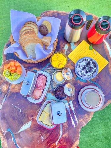 a wooden table with food on top of it at Pousada Botte di Vino in Garibaldi