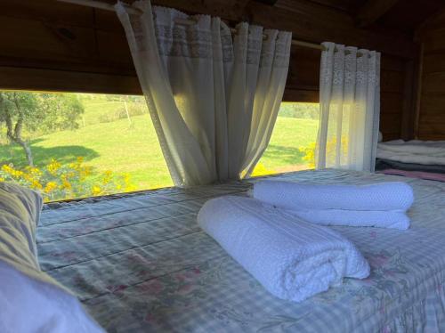 En eller flere senge i et værelse på chalés Sítio Anjo Gabriel