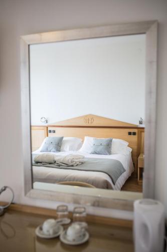 a reflection of a bed in a mirror at Hotel Bellavista in Lignano Sabbiadoro