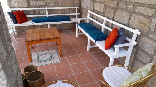 an overhead view of a room with a table and benches at Casa rural El Abuelo Arturo in Becerril de la Sierra
