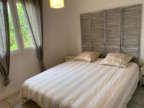 セリニャンにあるClalouのベッドルーム1室(大型ベッド1台、枕2つ付)