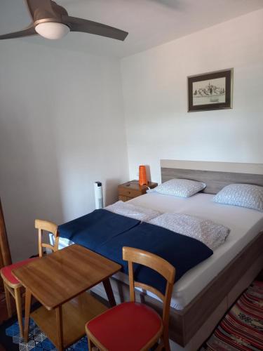 sypialnia z 2 łóżkami pojedynczymi i stołem w obiekcie Holiday Home Lorraina w mieście Štivan