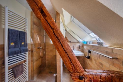 ein Bad im Dachgeschoss mit einer Dusche und einem Waschbecken in der Unterkunft Ankes Wohlfühlpension in Überlingen