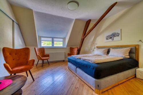 1 dormitorio con 1 cama, mesa y sillas en Ankes Wohlfühlpension, en Überlingen
