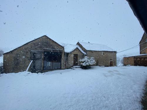 a group of houses in a snow covered yard at Entre Tarn et Causses in Le Recoux