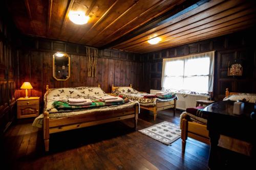 ein Schlafzimmer mit einem Bett und einem Fenster in einem Zimmer in der Unterkunft Фильовата къща in Scherawna