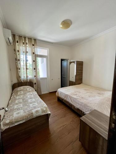 Ένα ή περισσότερα κρεβάτια σε δωμάτιο στο Ureki Beach Apartment