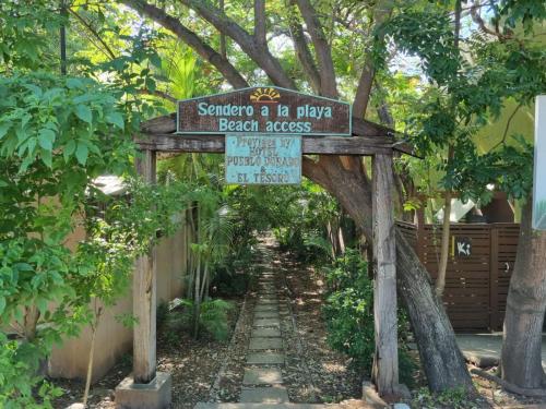 Un jardín fuera de Tsunami Hostel