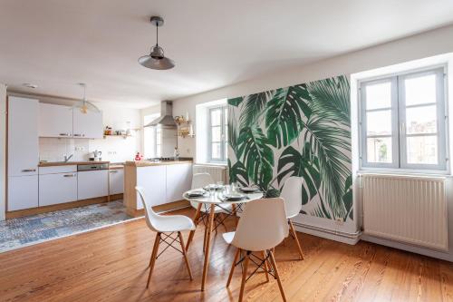 une cuisine et une salle à manger avec une table et des chaises dans l'établissement Superbe appartement duplex centre ville de Macon, à Mâcon