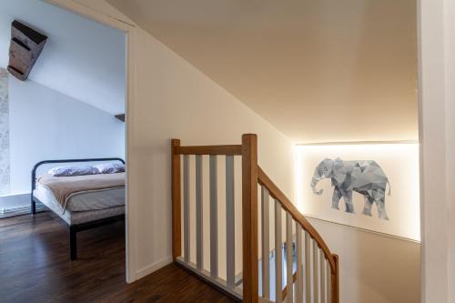 Cette chambre est dotée d'un escalier avec une peinture murale représentant un cheval. dans l'établissement Superbe appartement duplex centre ville de Macon, à Mâcon